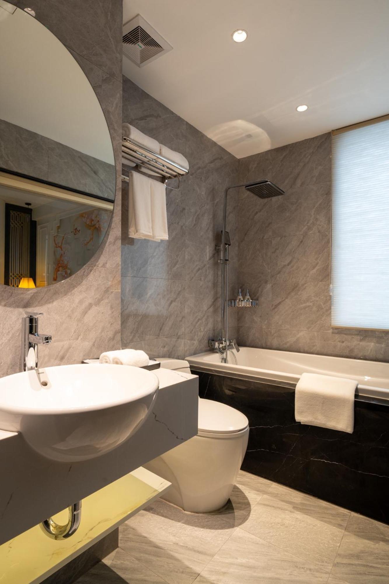 Luxe Paradise Premium Pham Hong Thai 4* Hanoi
